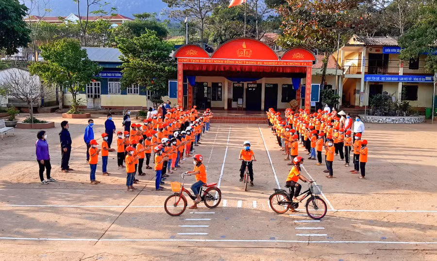Học sinh Trường PTDTBT Tiểu học Xá Nhè thực hành đi xe đạp an toàn. Ảnh NTCC.