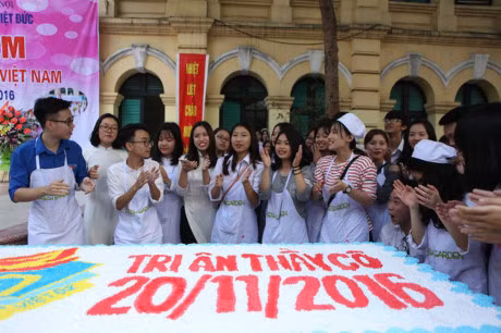 Hoc sinh Viet Duc lam 1.000 chiec banh tang thay co - Anh 1