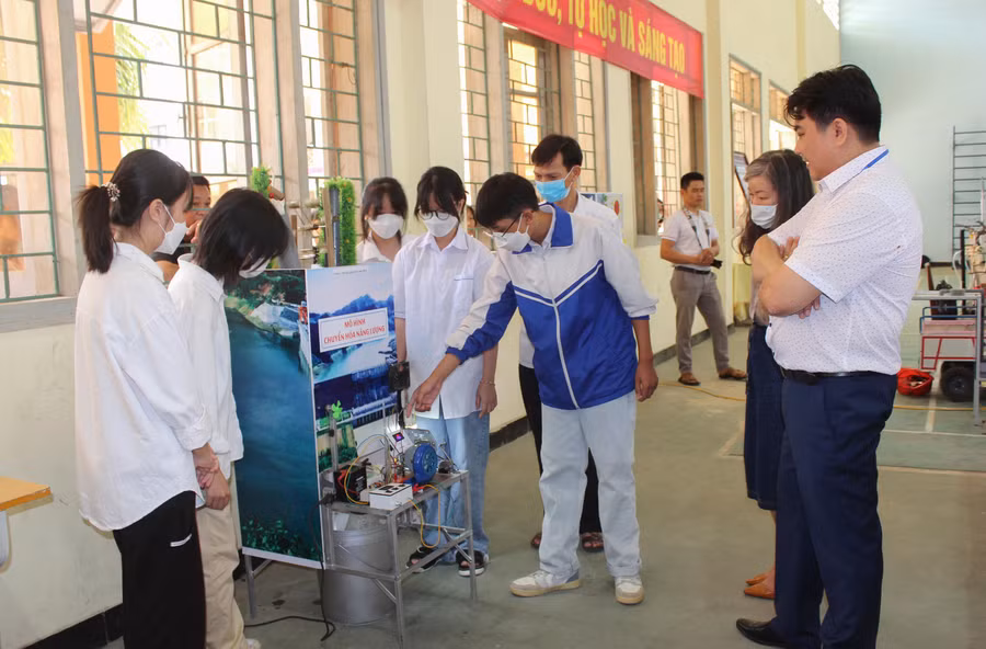 Học sinh thuyết trình sản phẩm tham dự Cuộc thi sáng tạo thanh thiếu niên, nhi đồng. 