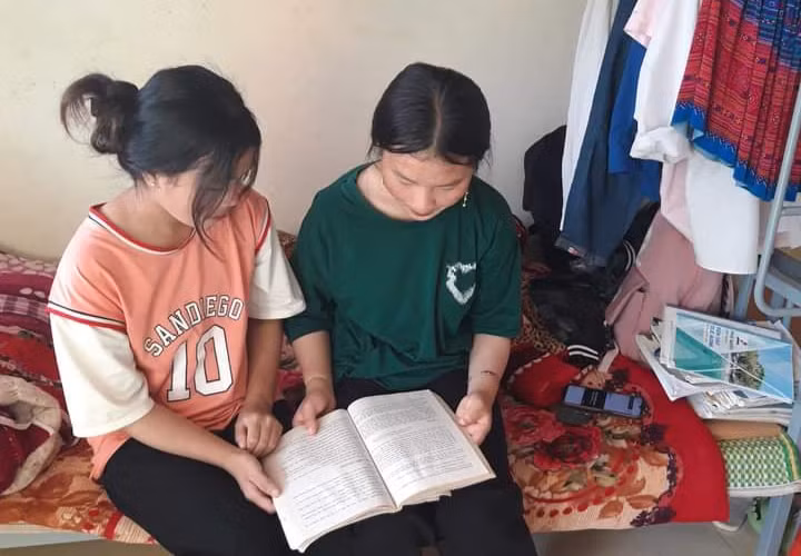 Học sinh ở nội trú hỗ trợ nhau cùng ôn luyện.