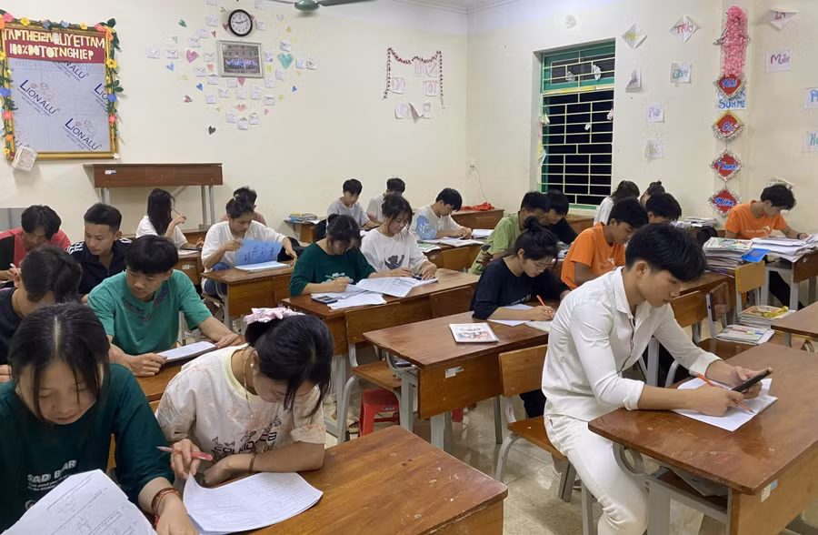 Học sinh lớp 12, Trường THCS - THPT Quyết Tiến tự ôn trên lớp vào buổi tối.
