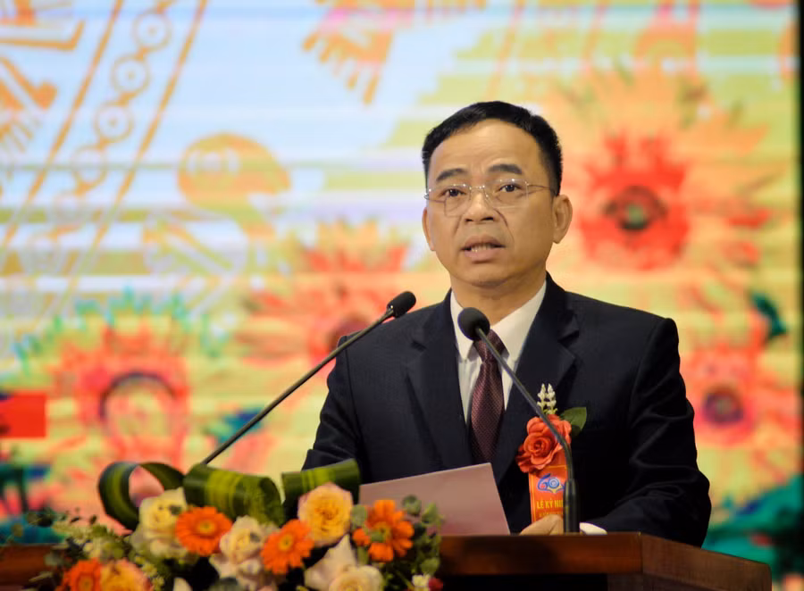 Ông Nguyễn Văn Đoạt, Giám đốc Sở GD&amp;ĐT tỉnh Điện Biên trình bày diễn văn tại Lễ kỷ niệm.