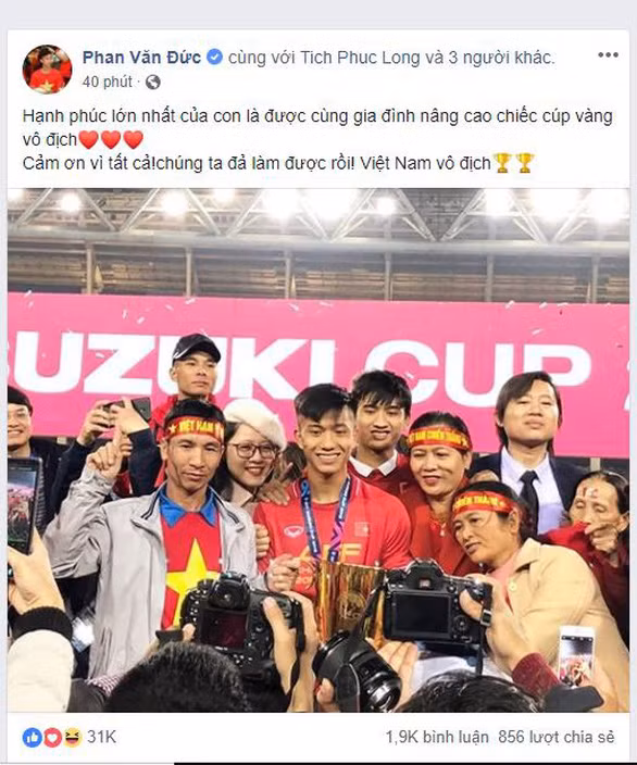 Cũng như sau khi tham dự vòng chung kết U23 châu Á, Văn Đức chọn cách chia sẻ niềm vui cùng mẹ ruột và người thân - Ảnh chụp màn hình.