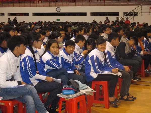 Học sinh tham gia chương trình tư vấn tuyển sinh, năm 2015. Ảnh Nguyễn Quỳnh