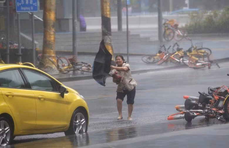Xe đạp đổ ngổn ngang trên đường phố Xe đạp đổ ngổn ngang trên đường phố