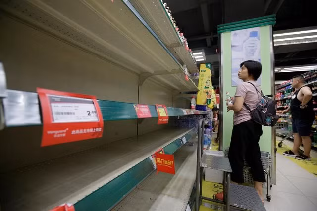 Siêu thị hết sạch hàng hóa khi bão về Siêu thị hết sạch hàng hóa khi bão về