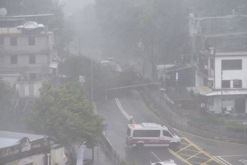 Hong Kong ngổn ngang khi bão tấn công