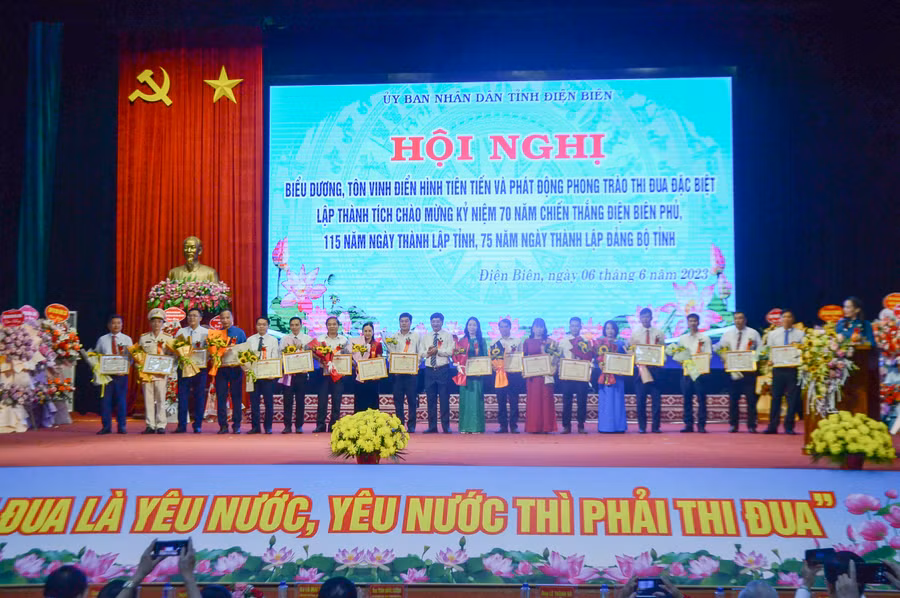 Các tập thể điển hình Thi đua yêu nước được UBND tỉnh Điện Biên vinh danh.