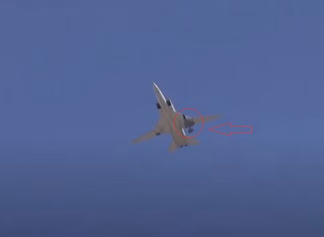 Máy bay ném bom tầm xa Tu-22M3 mang tên lửa hành trình X-22 