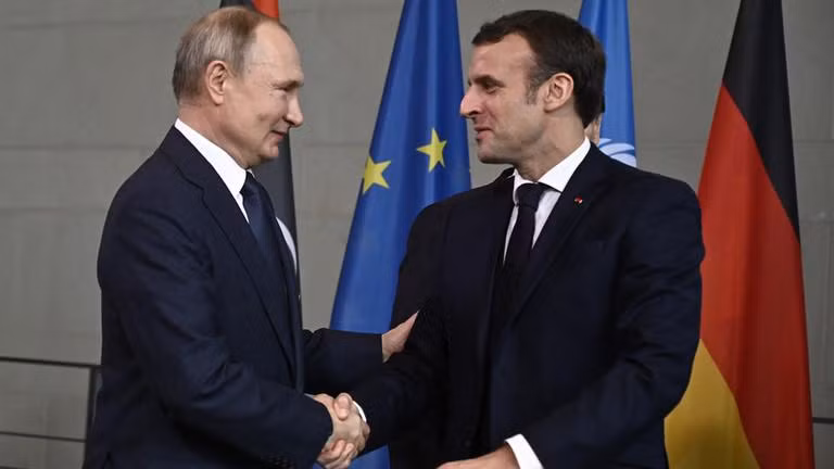 Tổng thống Pháp Emmanuel Macron và người đồng cấp Nga Vladimir Putin. (Ảnh: AFP)