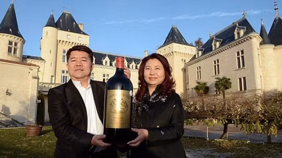 Vợ chồng Lam Kok chụp ảnh kỷ niệm trước lâu đài Chateau de la Riviere