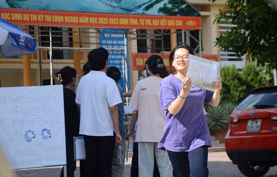 Thí sinh rạng rỡ rời phòng thi ngoại ngữ. Thí sinh rạng rỡ rời phòng thi ngoại ngữ.