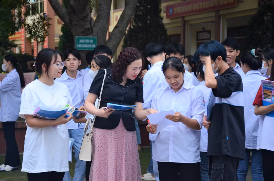 Học sinh Trường THPT Thanh Chăn được giáo viên trao đổi, động viên trước giờ thi.