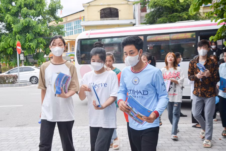 Phần lớn thí sinh đến điểm thi Trường THPT TP. Điện Biên Phủ đều cầm theo Atlat trên tay.