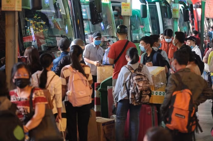 Trong khi đó, bạn Thúy Vy (sinh viên một trường ở TP.HCM) chia sẻ: “Đợt này nhiều trường cho nghỉ học sớm nên các bạn cũng về quê sớm hơn dự định. Bến xe ngày hôm nay đông khách nhộn nhịp hơn vì sinh viên quê ăn Tết sớm”.