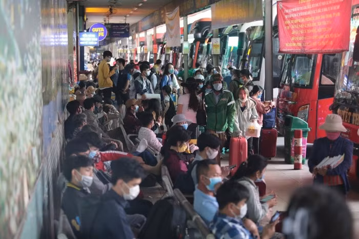 Nghỉ học sớm do Covid-19, sinh viên ùn ùn rời TP.HCM về quê ăn Tết ảnh 7