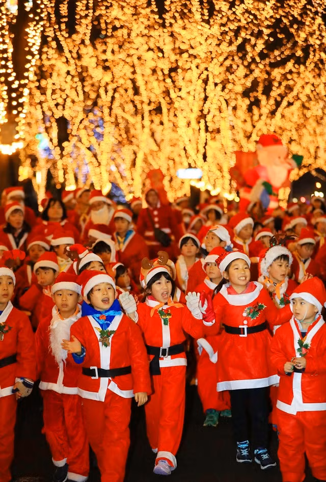 Hàng trăm em nhỏ tham gia lễ diễu hành Ông già Noel ở thành phố Sendai, quận Miyagi, Nhật Bản.