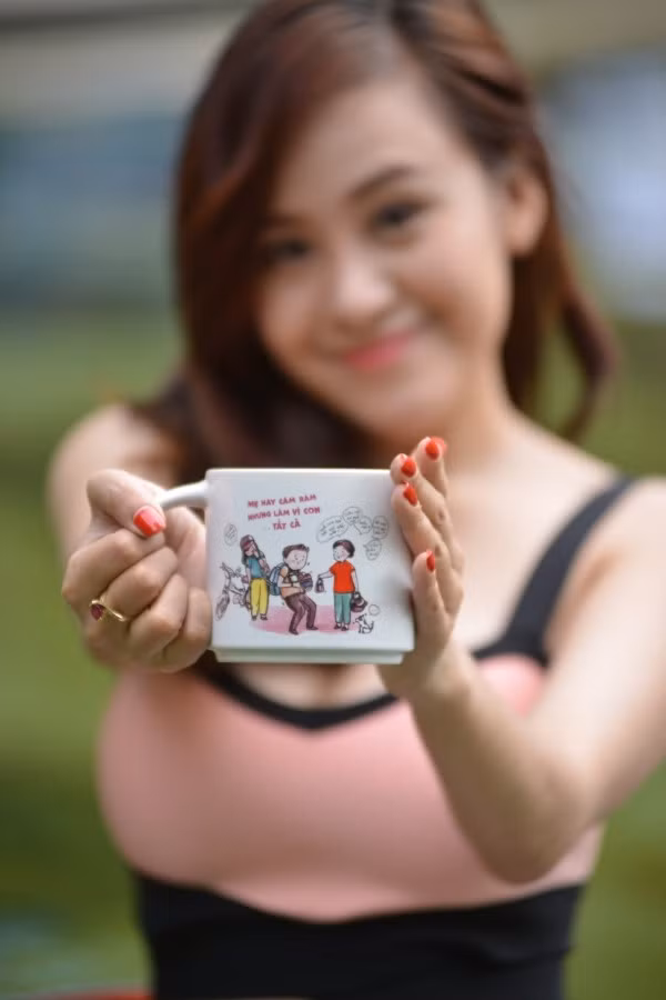 Huyền Anh (Bà Tưng) cũng đã sắm cốc gia đình là số 1: “Mẹ hay càm ràm nhưng vì con làm tất cả”. 7 cách khiến Tết thêm tình không bao giờ lỗi mốt