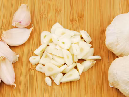 12 thực phẩm tốt nhất giúp chữa ngộ độc thực phẩm Tỏi: Do tính chất kháng khuẩn, kháng nấm và kháng virus, tỏi được xem là một trong những loại thuốc tốt nhất chữa ngộ độc thực phẩm. Nó giúp bạn khỏi tiêu chảy và giảm đau dạ dày.