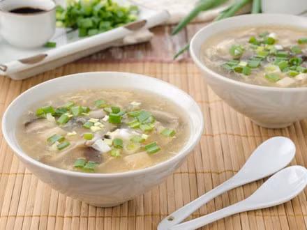 12 thực phẩm tốt nhất giúp chữa ngộ độc thực phẩm Canh gà: Sau khi bị ngộ độc thực phẩm, bạn cần uống loại canh này bởi nó có thể phục hồi năng lượng của bạn và giữ cho cơ thể bạn luôn ngậm nước.