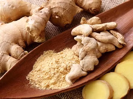 12 thực phẩm tốt nhất giúp chữa ngộ độc thực phẩm Gừng: Ngộ độc thực phẩm có các triệu chứng như buồn nôn, ợ nóng và cơ thể có cảm giác khó chịu. Một tách trà gừng có thể làm dịu những triệu chứng đó và đẩy lùi cuộc tấn công của các vi khuẩn. Bạn cũng có thể ngậm một lát gừng trong miệng để ngăn chặn sự buồn nôn.