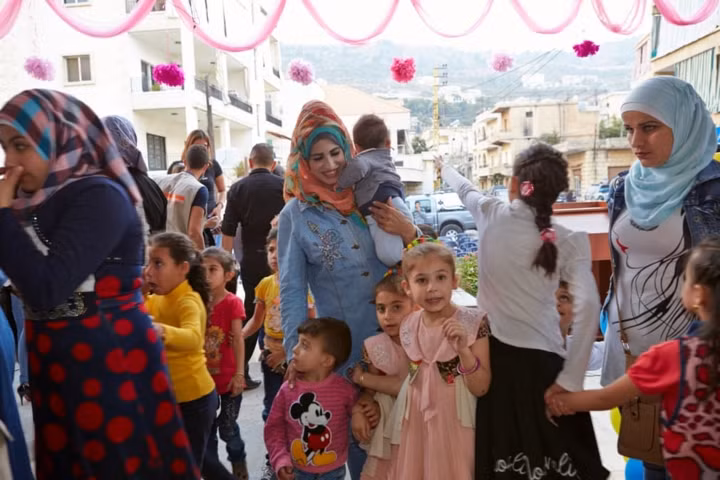 Người dân Lebanon và cộng đồng người tị nạn Syria tham gia lễ khai trương trung tâm giáo dục Qoobaya. Từ tháng 3/2016 đến tháng 7/2018, có 11.711 trẻ tị nạn Syria trên khắp Lebanon đã được hỗ trợ tới trường.