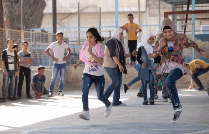 Các bé gái Syria đang thi chạy tại trung tâm giáo dục cộng đồng tại Zarqa, ở Jordan.