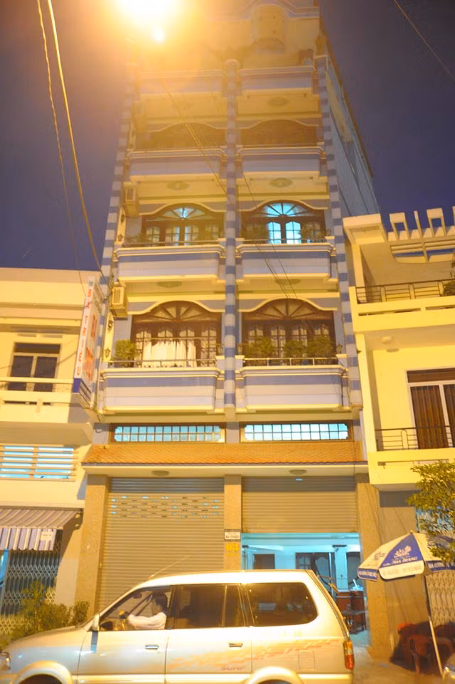 khach san 6 tang danh het 2 tang de... nuoi yen hinh anh 2