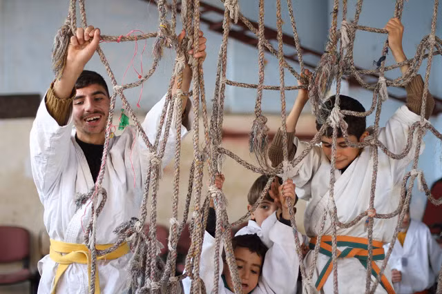 Những người điều hành ngôi trường nói rằng bằng cách dạy họ karate, trẻ em được chuẩn bị tốt hơn để hòa nhập vào xã hội rộng lớn hơn nhờ những lợi ích thể chất và tinh thần mà môn thể thao này mang lại. Abdel Rahman (bên trái) cho biết: "Tôi đã tập luyện tại trung tâm karate trong bốn năm và tôi đã nhận được rất nhiều lợi ích từ nó. Tôi thích đến những ngày tập luyện với bạn bè để học những đòn mới từ Wasim"