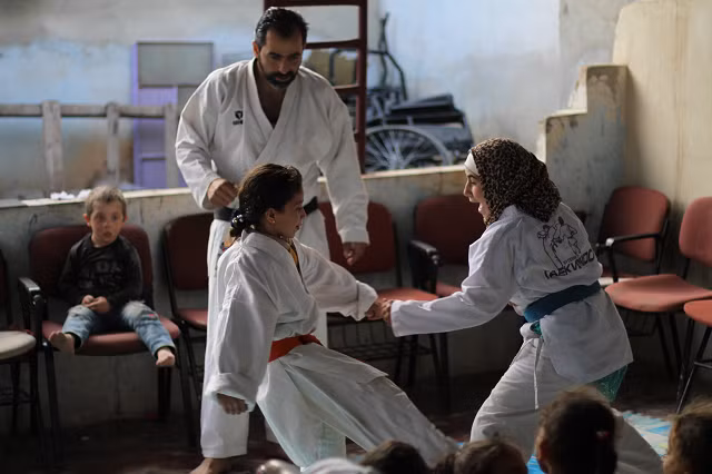 Sau khi rời khỏi quê hương Aleppo vào năm 2013 trong bối cảnh giao tranh giữa phe đối lập Syria và quân chính phủ, Wasim Stouta đã trú ẩn tại thị trấn Jeineh ở vùng nông thôn Aleppo. Tại đây, anh gặp phải nhiều trẻ em mồ côi hoặc bị tàn tật do hậu quả của cuộc giao tranh đang diễn ra. Với sự ủng hộ của cha mẹ, anh quyết định thành lập một trường học để đảm bảo họ không bị thất học.