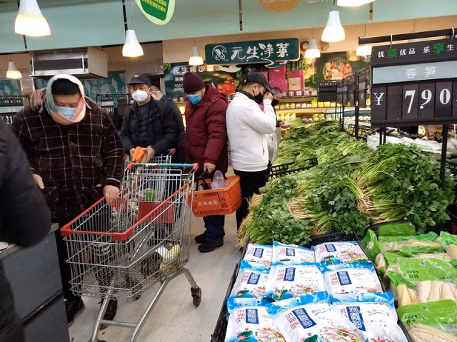 Người dân Trung Quốc đi siêu thị.