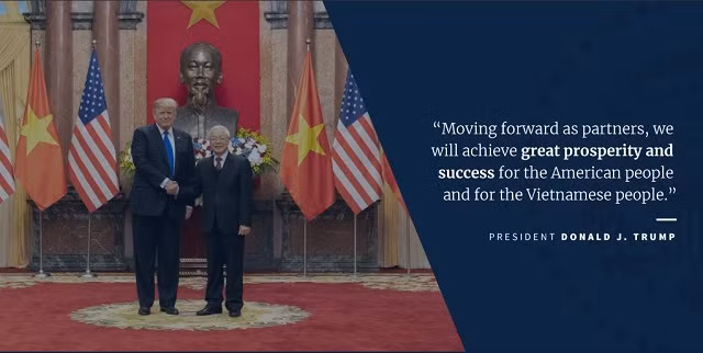 Hình ảnh TT Trump bắt tay Tổng Bí thư, Chủ tịch nước Nguyễn Phú Trọng (phải)