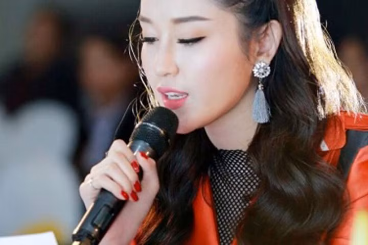 Huyền My khác lạ khi làm giám khảo cuộc thi tìm kiếm đại sứ