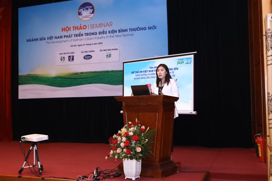 Đại diện Vinamilk – bà Lê Thị Thanh Nga, đại diệnVinamilk trình bày chủ đề “Để trẻ em Việt Nam yêu thích uống sữa - “Dinh Dưỡng Và Niềm Vui” – Góc Nhìn Từ Ngành Hàng Sữa Chua Uống/ Sữa Trái Cây ” tại hội thảo ngành Sữa ngày 1 tháng 6