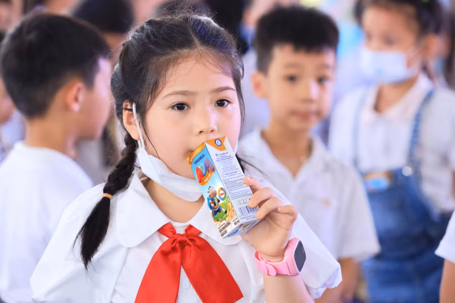 Tại sự kiện, các em nhỏ được thỏa thích thưởng thức các sản phẩm sữa thơm ngon và bổ dưỡng của Vinamilk
