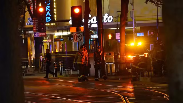 Xả súng bên ngoài dãy quán bar và câu lạc bộ ở bang California.