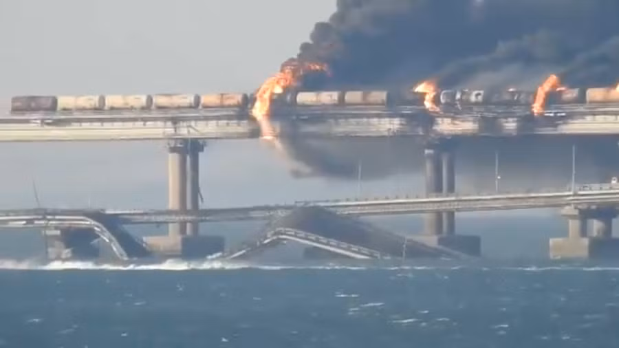 Cây cầu Crimea sau khi hứng chịu một vụ nổ từ chiếc xe tải.
