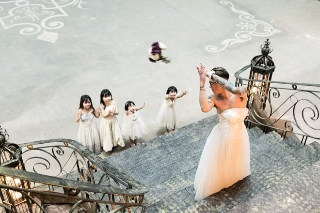 Làm bố đơn thân nên Thành phải học mọi thứ, từ cho con ăn đến cách làm bạn với con. "Tôi thường hỏi ông bà hay lên mạng tìm kiếm một số phương pháp nuôi con và học theo" - anh nói. Bố đơn thân xăm trổ mặc váy cưới làm cô dâu