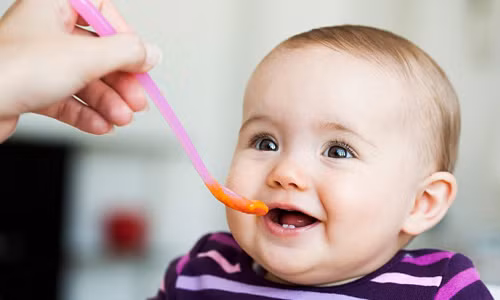 Khi nêm nếm thức ăn cho trẻ, cần nêm nhạt hơn "lưỡi" của bạn một chút. me