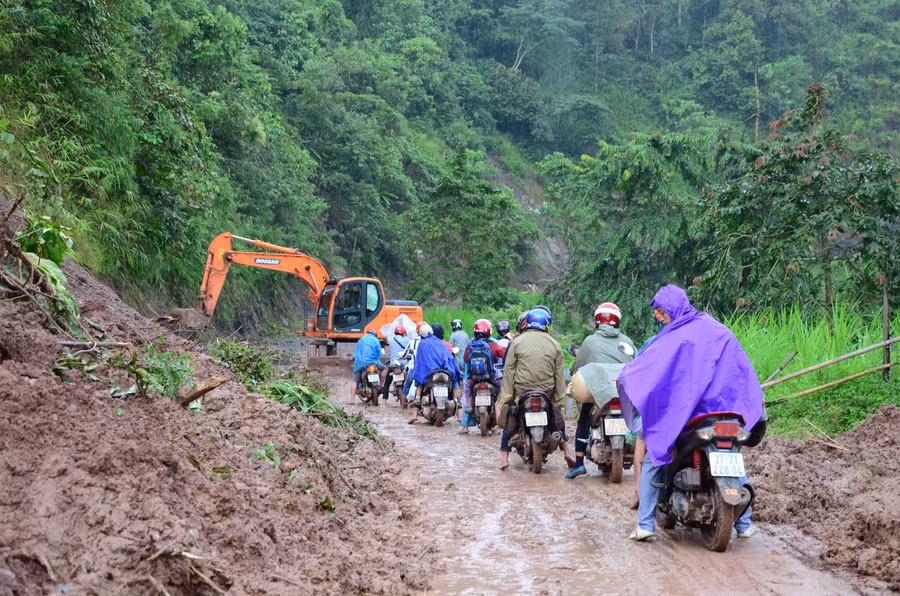 Ngành GTVT bố trí người và phương tiện ứng trực đảm bảo giao thông với phương án "4 tại chỗ" phục vụ việc đi lại cho giáo viên, học sinh trong ngày khai giảng. Ảnh: Hải Yến.