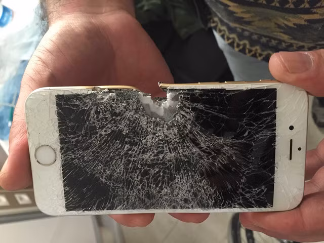 Một người lính Thổ Nhĩ Kỳ thoát chết nhờ iPhone 6 ảnh 1