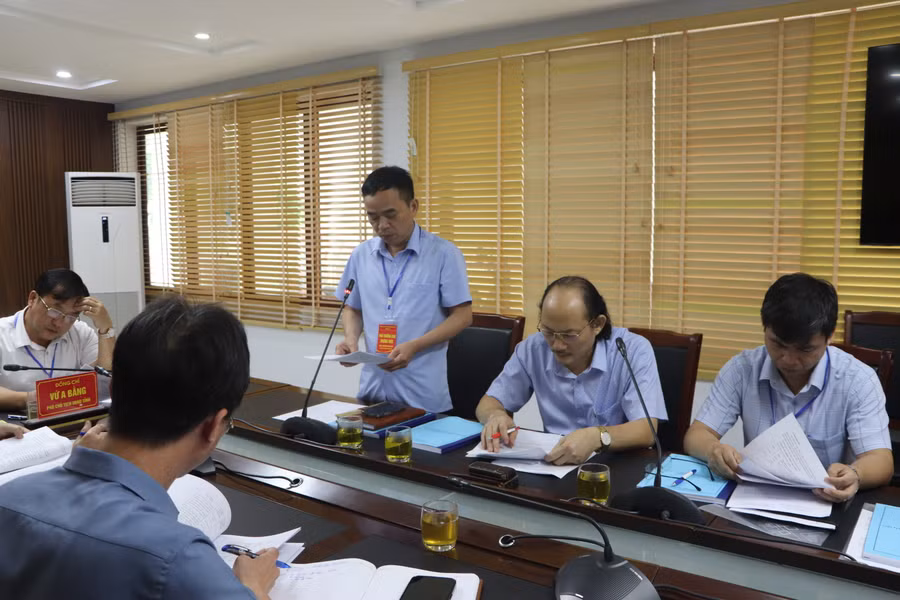 Ông Nguyễn Văn Đoạt, Giám đốc Sở GD&amp;ĐT tỉnh Điện Biên báo cáo nhanh công tác chuẩn bị thi tốt nghiệp THPT.