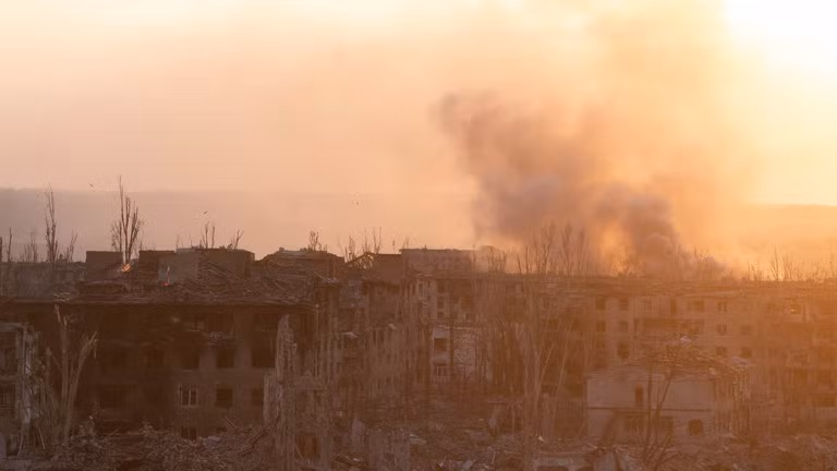 Khói bốc lên trên Artyomovsk (Bakhmut). (Ảnh: Sputnik / Ivan Rodionov)