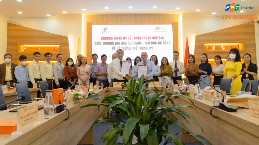 Đại diện trường Trường Đại học Sư phạm - Đại học Đà Nẵng (bên trái) và đại diện FPT Schools (bên phải) ký kết thỏa thuận hợp tác.