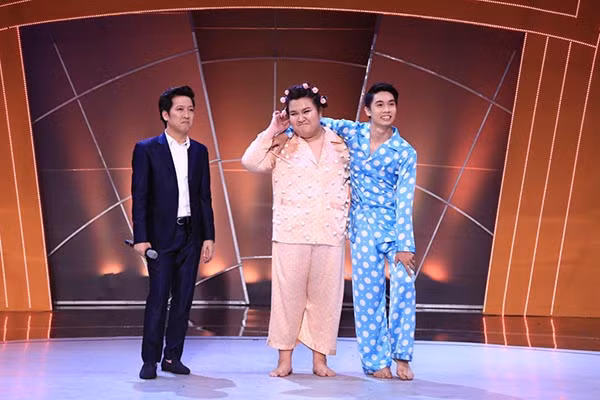 Tính đến liveshow 6, Thủy Tiên đã giảm được 23,1kg so với thời điểm mới bắt đầu tham gia cuộc thi (Cân nặng ban đầu: 127kg, cân nặng hiện tại: 103.9kg).