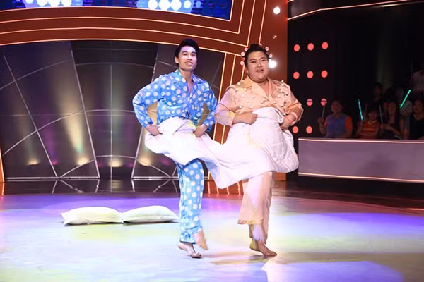 Mang gối, chăn lên sân khấu, cặp đôi đã tái hiện thành công khoảnh khắc sáng tinh mơ của một đôi vợ chồng mới cưới.