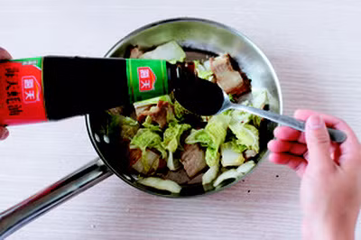 Thêm cải thảo vào xào, đến khi chín thì tắt lửa thêm dầu hào, chút xì dầu và muối vào.