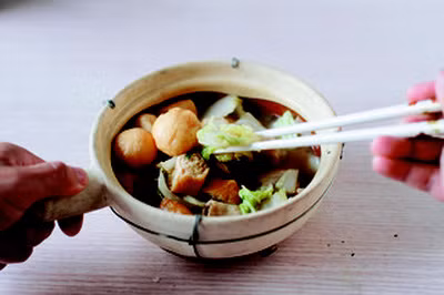 Chuyển thịt và rau vào nồi đất, om cùng với đậu hũ chiên và thêm chút dầu ăn và nước cho lấp xấp, để sôi nhẹ trong khoảng 5 phút thì tắt lửa.