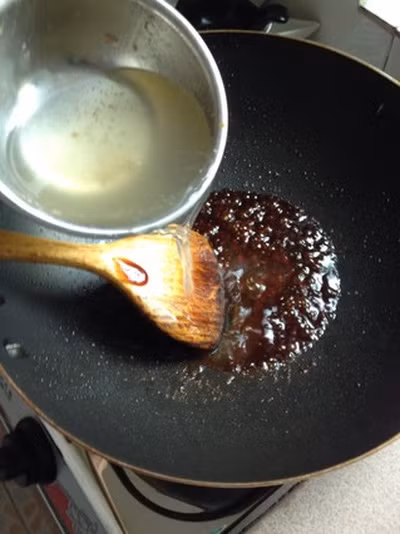 Cho ít dầu vào chảo. thêm 2 muỗng nước tương vào khuấy nhẹ, sau đó thêm 1 thìa dầu hào và một chút muối vào. Sau đó thêm khoảng 1 chén nước sôi vào. Khi hỗn hợp lăn tăn sôi thì tắt lửa.