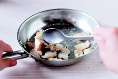 Thịt heo cắt lát vừa ăn, sau đó cho vào nồi luộc sơ rồi vớt ra. Lấy chảo cho thêm chút dầu, cho thịt heo vào đảo nhanh.